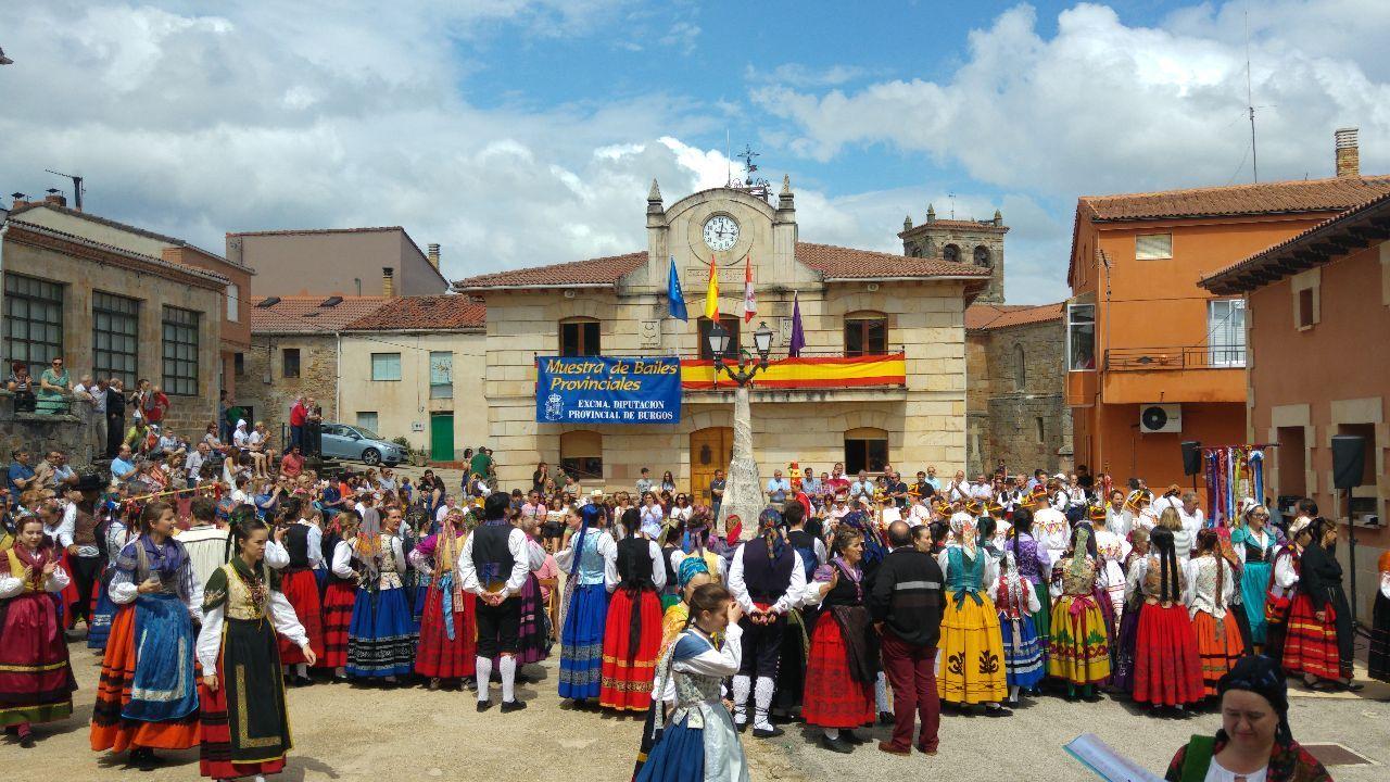 Exito de la Muestra de Bailes Burgales en Pinilla de los Barruecos