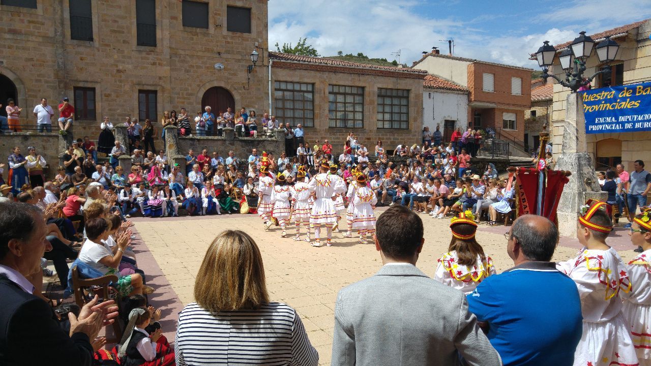 Exito de la Muestra de Bailes Burgales en Pinilla de los Barruecos