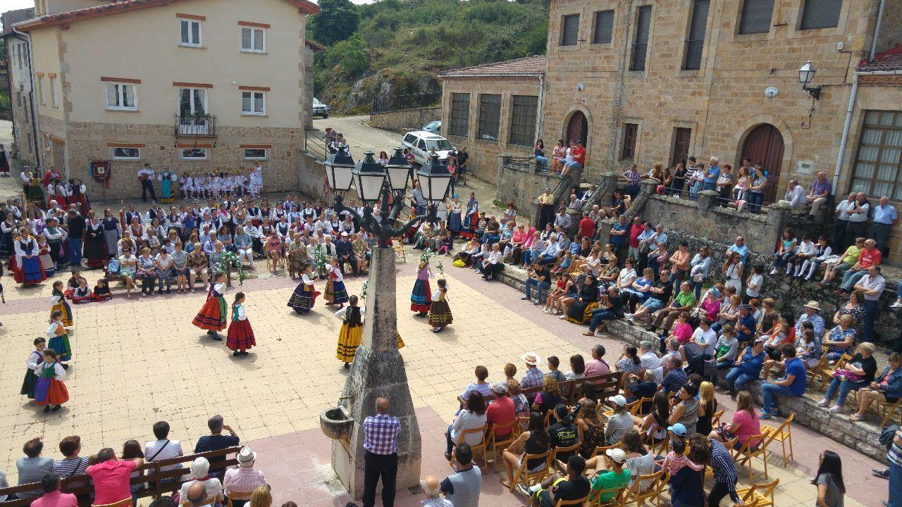 Exito de la Muestra de Bailes Burgales en Pinilla de los Barruecos