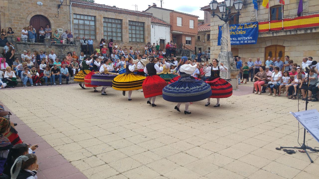 Exito de la Muestra de Bailes Burgales en Pinilla de los Barruecos