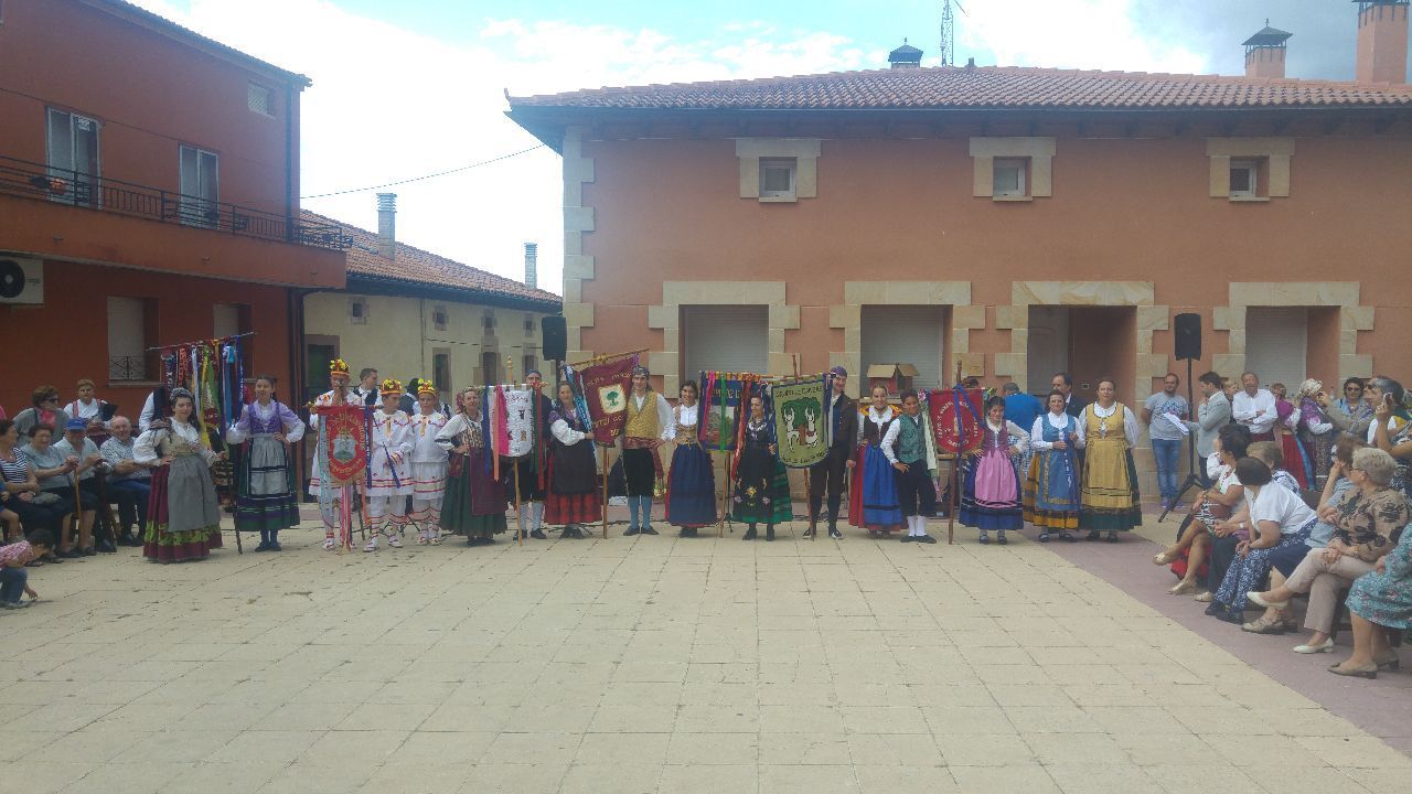 Exito de la Muestra de Bailes Burgales en Pinilla de los Barruecos